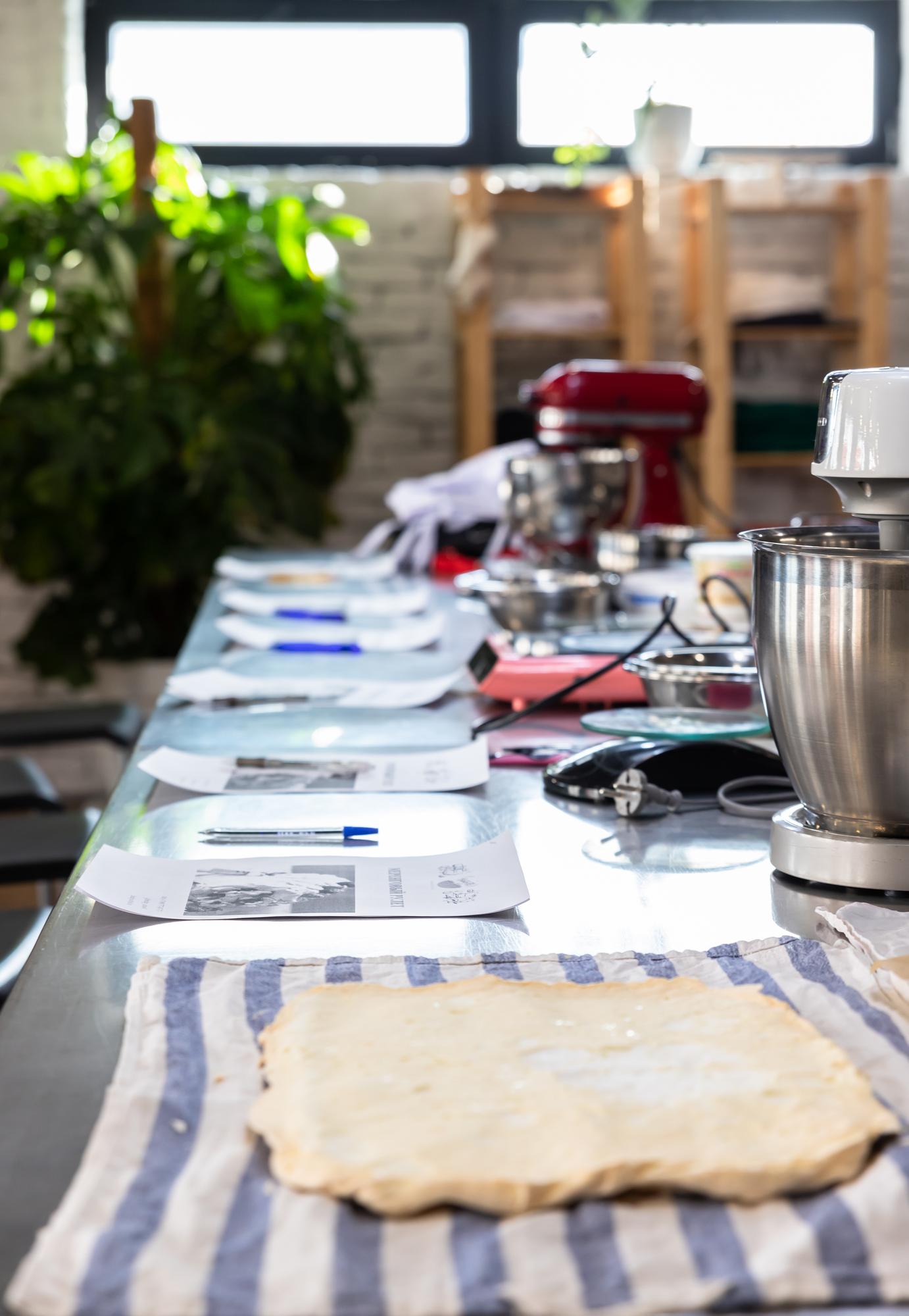 Banchi di lavoro in una cucina professionale