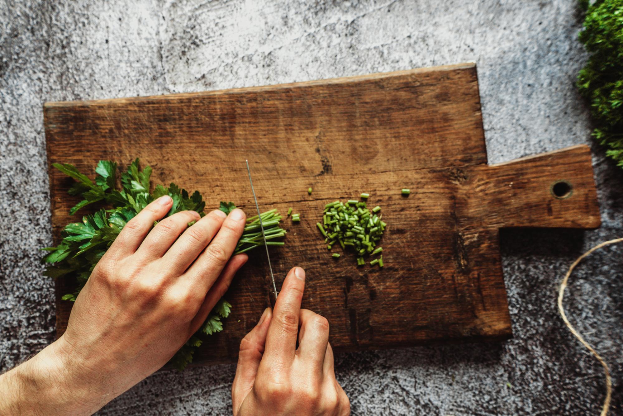 Chef che affetta ingredienti in cucina artigianale